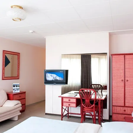 Crystal Otel